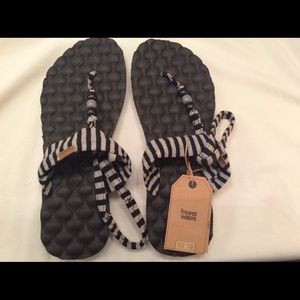New-Women’s Free Waters Sandals